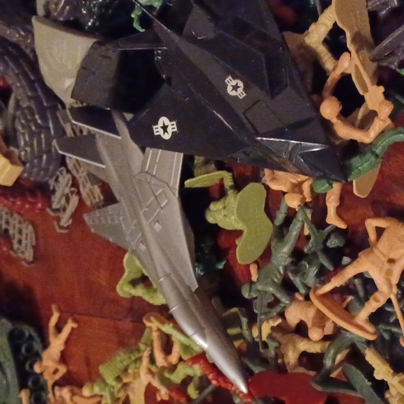 Huge 260 ARMY MEN 9 ARMY VEHICLES/PLANES /HELICOPTERS/extras - Picture 12 of 12